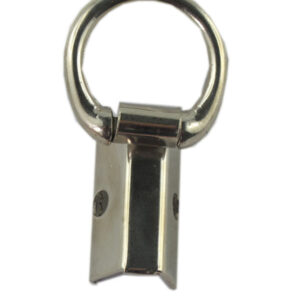 Trägerschnalle ATQ.149 mit Ring und Innenmass von 20 mm. Wird an den Taschenkanten fixiert mit einer Nieten. lieferbar in vernickelt und goldfarbig totale Länge 50 mm