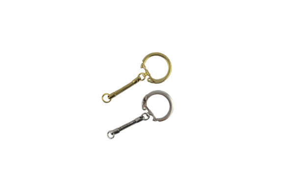 Schlüsselkette MSQ.203 hat einen Schlüsselring zum schliessen und eine Oese um was  befestigen. lieferbar in goldfarbig und vernickelt