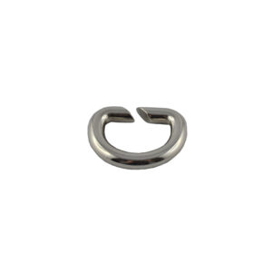 D-Ring hochwertig ATQ.954/20 für eine Riemenbreite von 20mm. Dank seiner Öffnung auch sehr gut für Reparaturen geeignet. Man kann den D-Ring auch im nachhinein einsetzen mit einem Karabiner. Für Taschen, Schlüsselbänder usw.