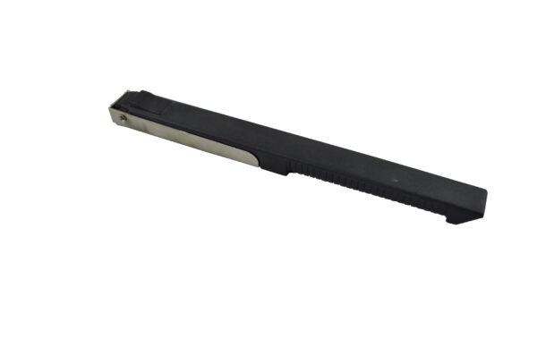 Koffergriff GR.122 für Rollkoffer, erhältlich in der Farbe schwarz. Die Gesamtlänge beträgt 21.5 cm und ist wegen seiner Platte sehr einfach in der Montage.