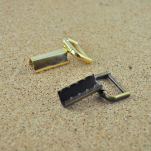 Trägerschnalle ATQ.05 für eine Reimenbrreite von 20mm in den Farben goldfarbig oder altmessing erhältlich. Perfekt für eine Taschen. Gesamtlänge 45mm