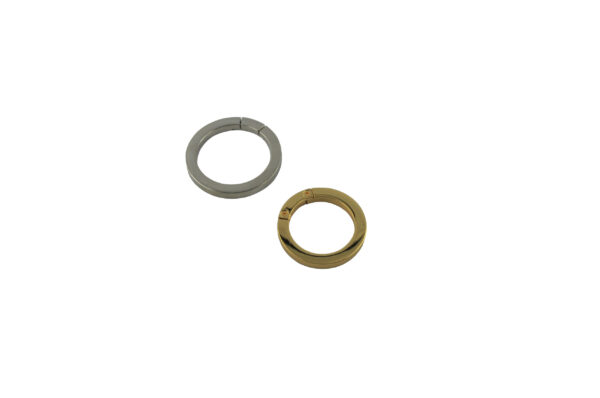Unser Metallring 326 zum schrauben Ideal für Reparaturen oder letzten Schliff. lieferbar in vernickelt oder goldfarbig mit einem Innendurchmessern von : 37mm oder 32mm