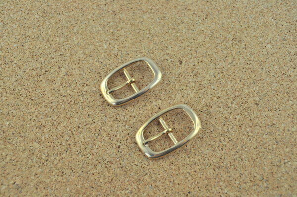 Doppelte Gurtschnalle FIQ.2036.go für eine Riemenbreite von  20mm. Erhältlich in der Farbe gold. Geeignet auch für Handtaschen um den Riemen zu verstellen.