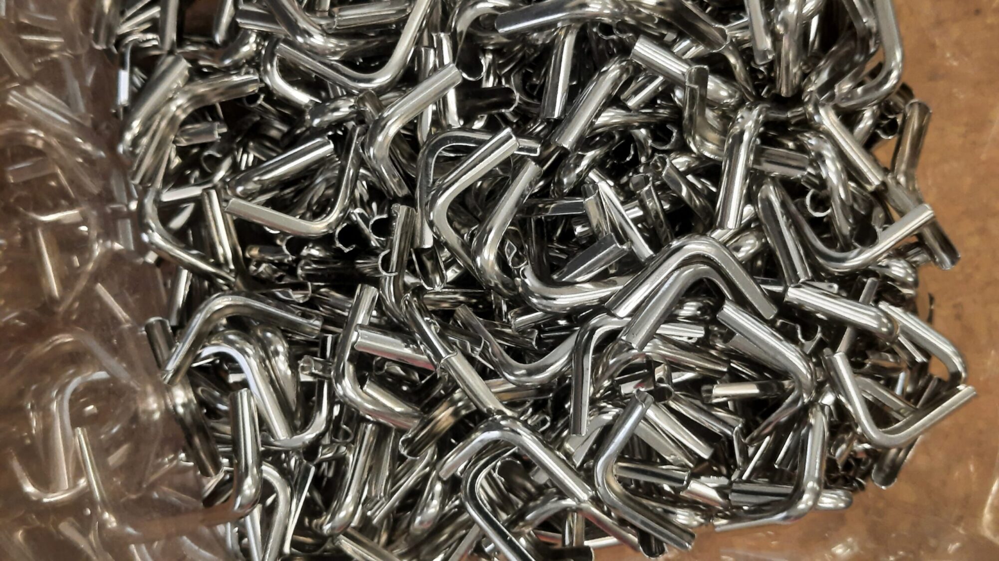 Metallecken AGQ.05 für Etuis, Agenda, Menükarten, Tagebücher, Portemonnaie, Taschendeckel usw. Metallecken passen perfekt für Karton, Leder, Kork, Blache, Holz Schützt die Ecken, versteckt die unschönen Nähte und ist ein Hingucker in einem. Material in den Kanal schieben und dann zusammen drücken.