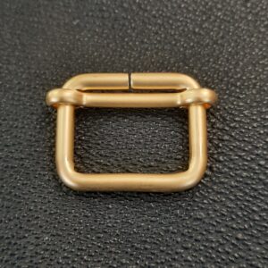 Versteller / Schieber 25 mm Goldmatt da es einen flexiblen Steg hat, ist dieser auch bei dünnen Materialen anwendbar.   
