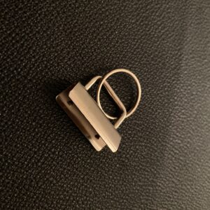 Schlüsselanhänger Rohling  zum Klemmen KL.273/30 ist in 30mm erhältlich. Für Materialien wie Band, Leder, Stoff, Kork usw. Einfache Montage, da man das Material einfach einklemmt.