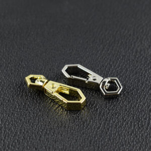 Schon wegen seiner Form, ist dieser Schlüssel Karabiner MSQ.275/7 ein richtiger Hingucker. Für kleine Taschen, Hundesäckchen oder am Schlüsselbund. Handlich, schön und elegant in einem. Totallänge: 35mm Oesengrösse 7 mm Bestellbar in vernickelt oder gold.